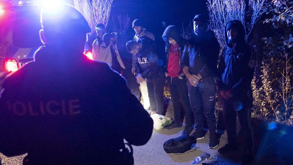 Policie odmítá obvinění z násilí na migrantech